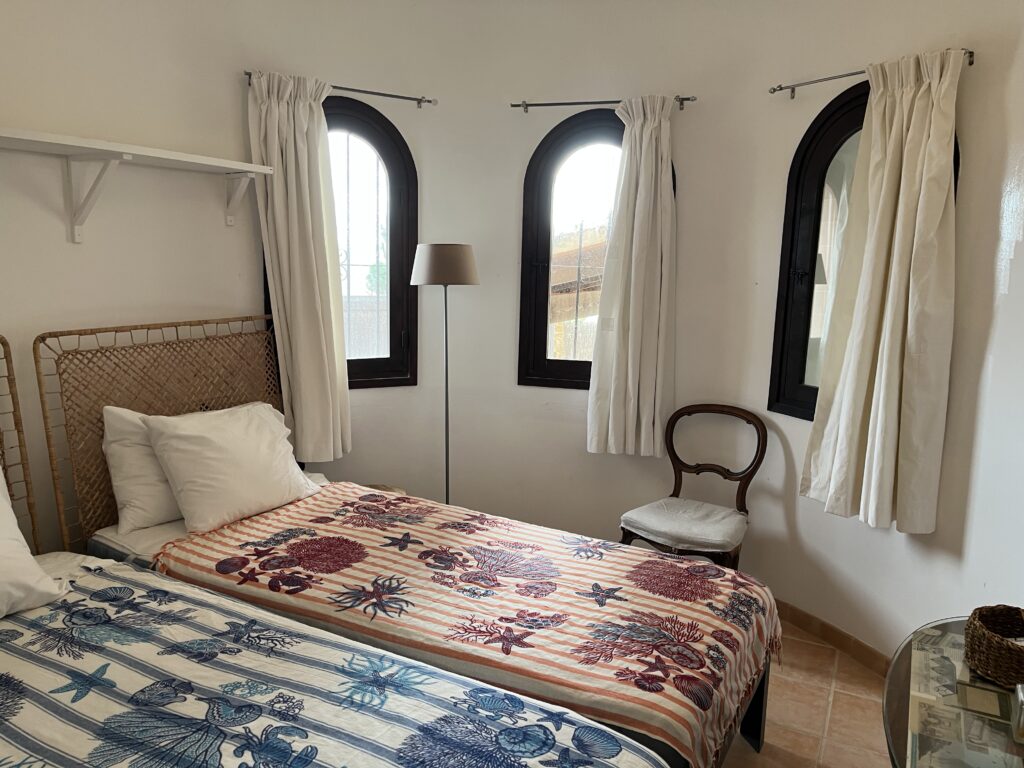 Sea glimpse twin beds on middle floor